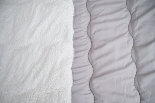 Bračni jorgan s krznom, siva boja